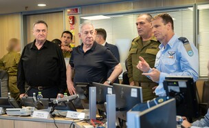 הבכירים צופים בתקיפה (צילום: שירה קינן, משרד הביטחון)