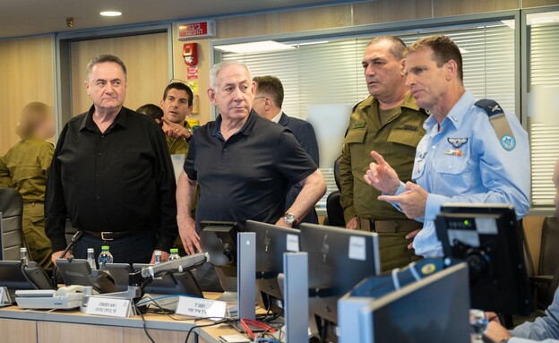 הבכירים צופים בתקיפה (צילום: שירה קינן, משרד הביטחון)