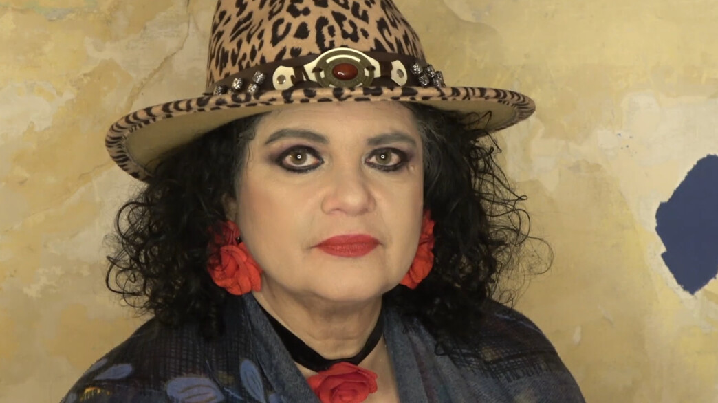 "ספק ילדה ספק אישה: אלה ודפנה ארמוני" "ספק ילדה ספק אישה: אלה ודפנה ארמוני"