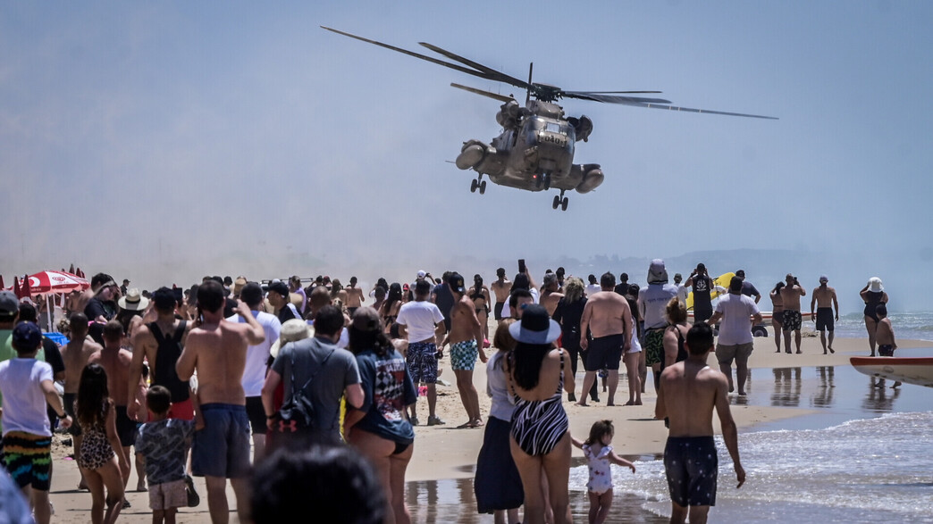 מטוס קל התרסק בחוף ים בבת ים מטוס קל התרסק בחוף ים בבת ים