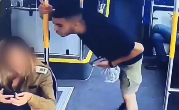 נוסע באוטובוס יורק בפניה של קצינת צה