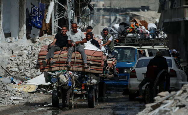 עזתים מתפנים דרומה (צילום: reuters)