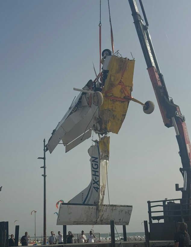 שרידי המטוס הקל שתרסק בחוף ים בבת ים