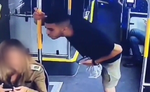 נער יורק בפניה של קצינה באוטובוס (צילום: לפי סעיף 27 א')