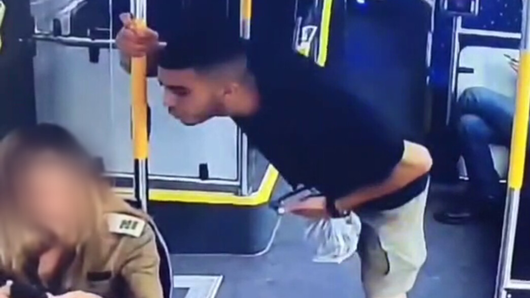 נער יורק בפניה של קצינה באוטובוס נער יורק בפניה של קצינה באוטובוס