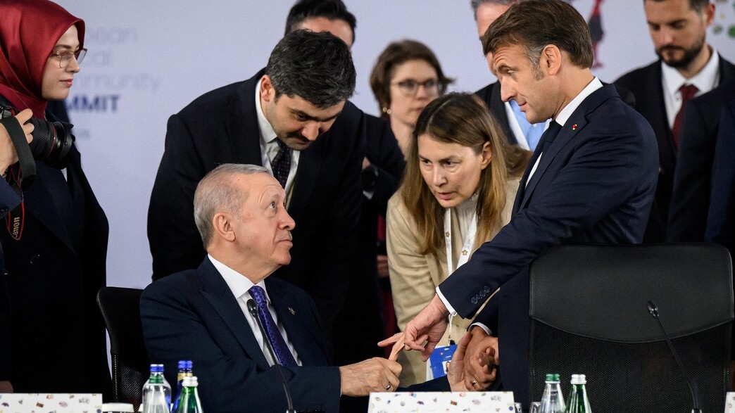 לחיצת היד של מקרון וארדואן בפסגה באלבניה