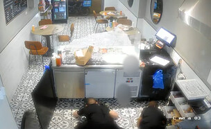 הירי והתנפצות הוויטרינה (צילום: צילום פרטי)