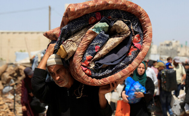 עזתים מתפנים  (צילום: reuters)