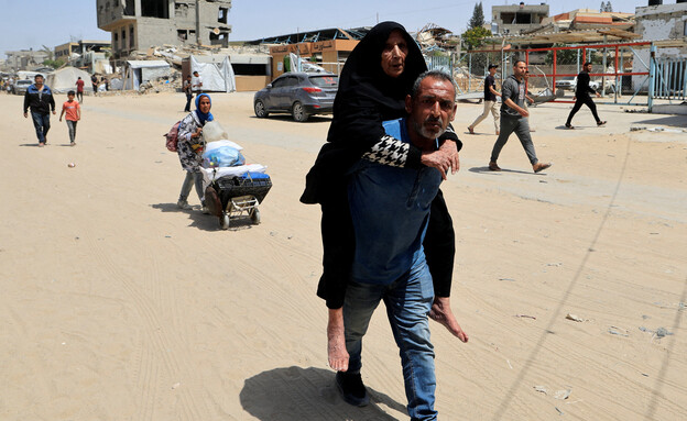 עזתים מתפנים (צילום: reuters)
