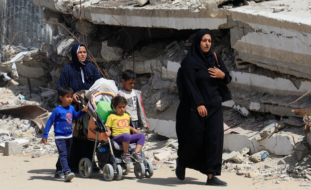 עזתים מתפנים (צילום: reuters)