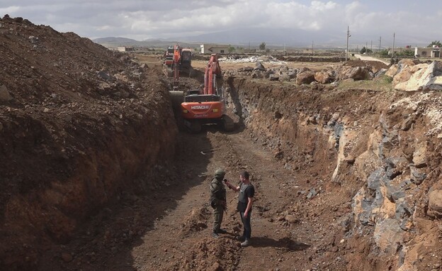 המכשול הביטחוני שנחפר במרחב החיץ (צילום: N12)
