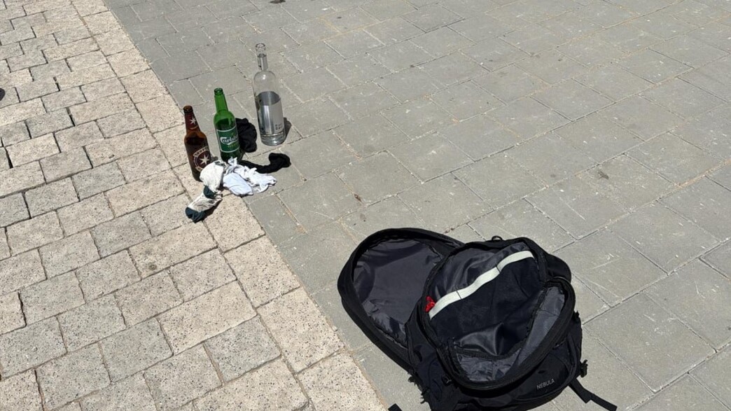 התיק שנזרק והממצאים החשודים בתוכו