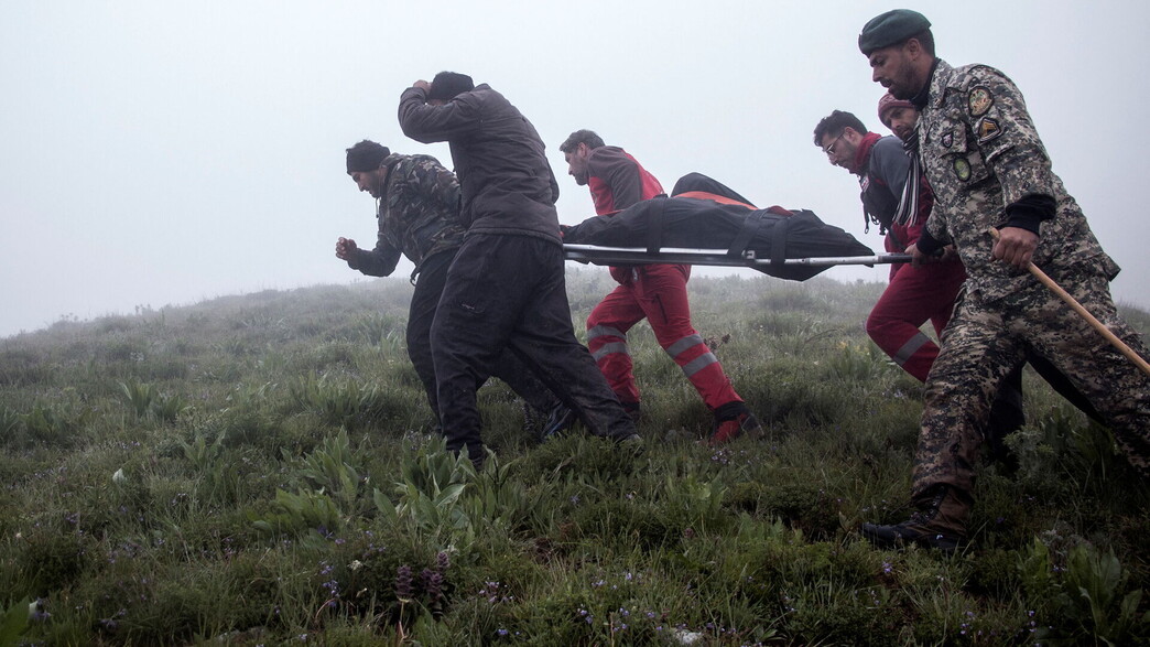 פינוי גופתו של נשיא איראן לשעבר אברהים ראיסי