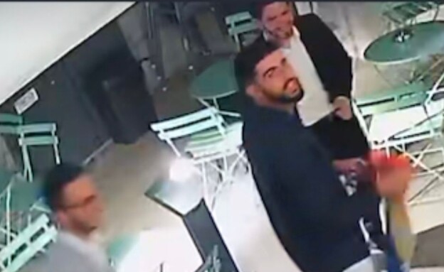 תלשו שלטי גאווה במאפיה בחולון (צילום: שימוש לפי סעיף 27א' לחוק זכויות יוצרים)