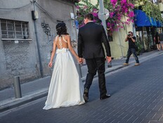 זוג במהלך צילומי החתונה בשכונת נווה צדק בתל אביב