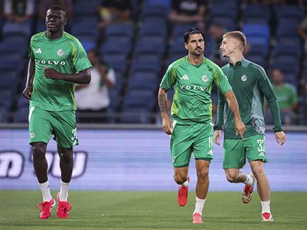 עובר למשרד (מאור אלקסלסי) (צילום: ספורט 5)