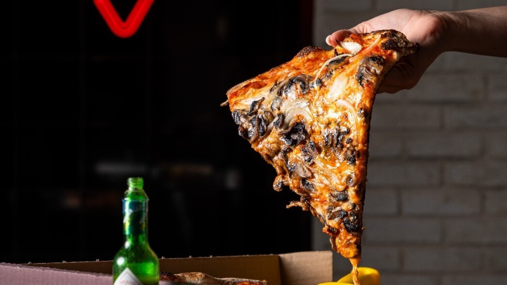 פיצה אמריקאית של אמריקן דולצ'ה פיצה אמריקאית של אמריקן דולצ'ה