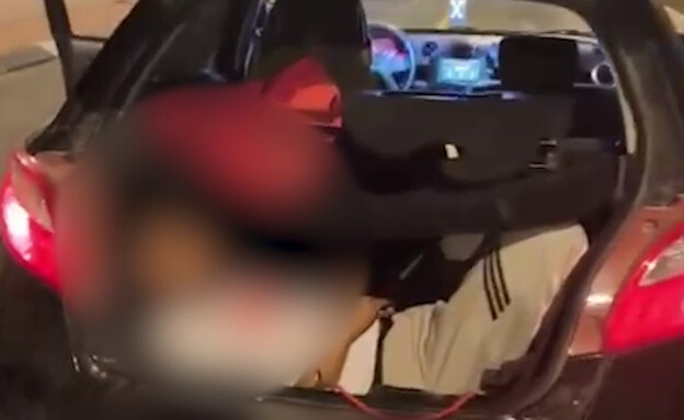 פעילי תנועת צו 9 חוסמים משאיות סיוע (צילום: דוברות המשטרה)