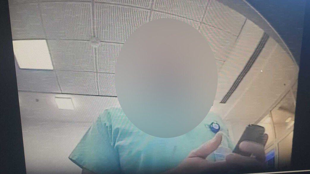 אח בכיר תועד מושך כסף מאשראי גנוב של מטופל אח בכיר תועד מושך כסף מאשראי גנוב של מטופל