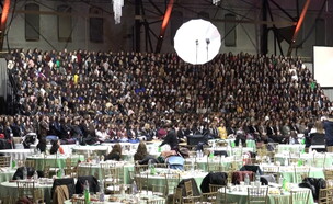 הצצה לכינוס הענקי של נשות חב"ד בניו יורק‎ (צילום: חדשות  12)