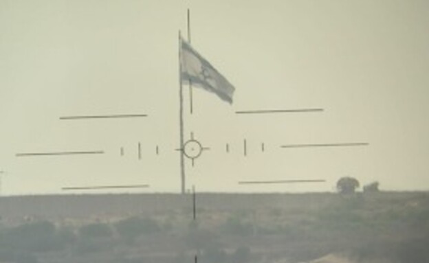 דגל ישראל בקיבוץ עין השלושה מבעד לעדשת צלף (צילום: פרטי)