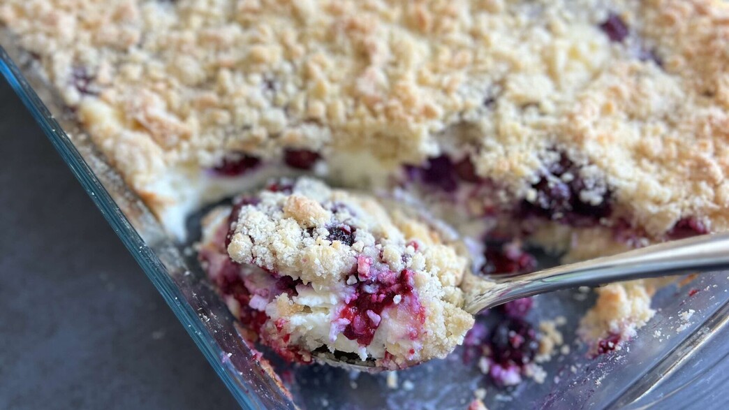 קראמבל גבינה ואוכמניות קראמבל גבינה ואוכמניות