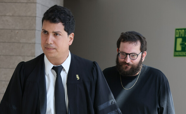 יונתן אוריך ועורך דינו עמית חדד בבית המשפט המחוזי  (צילום: יונתן שאול, פלאש 90)