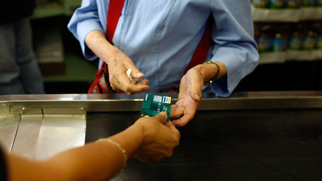 לקוחה משלמת בכרטיס אשראי בחנות במיאמי לקוחה משלמת בכרטיס אשראי בחנות במיאמי