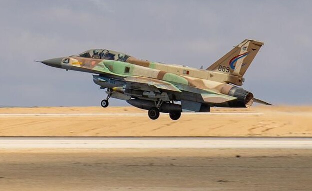 מטוס קרב של חיל האוויר ממריא מטוס קרב של חיל האוויר ממריא