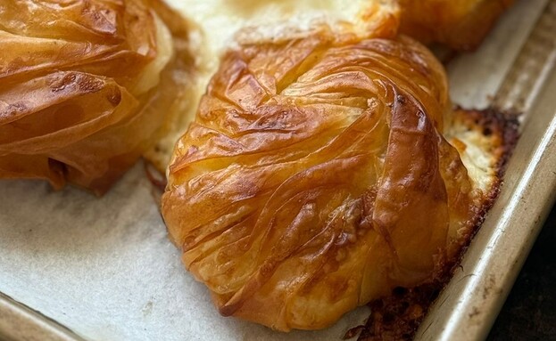 פילו, פטה, מוצרלה. בורקס מקומט ויפהפה פילו, פטה, מוצרלה. בורקס מקומט ויפהפה