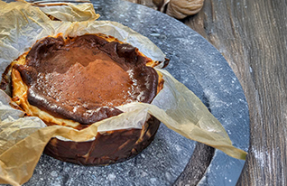 ליבי פטיסרי. עוגת גבינה באסקית (צילום: לבנת פרץ, יחסי ציבור)