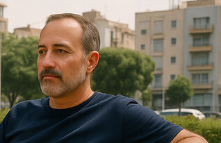 גבר יושב על ספסל בפארק (AI: mako)