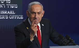 ראש הממשלה בנימין נתניהו במסיבת עיתונאים (צילום: AP)