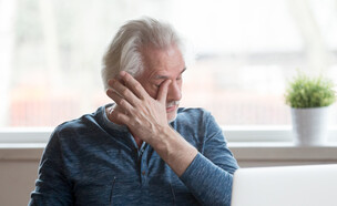 גבר משפשף את עיניו (צילום: fizkes, shutterstock)