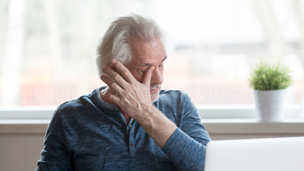 גבר משפשף את עיניו גבר משפשף את עיניו