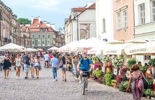 ורשה פולין אנשים  (צילום: Bonsales, shutterstock)