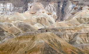 מטיילים מסלול נחל חווארים  (צילום: Opachevsky Irina, shutterstock)