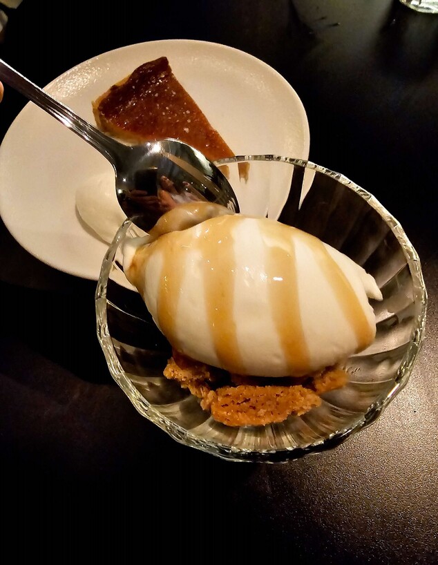 גלידת שמנת חמוצה גלידת שמנת חמוצה