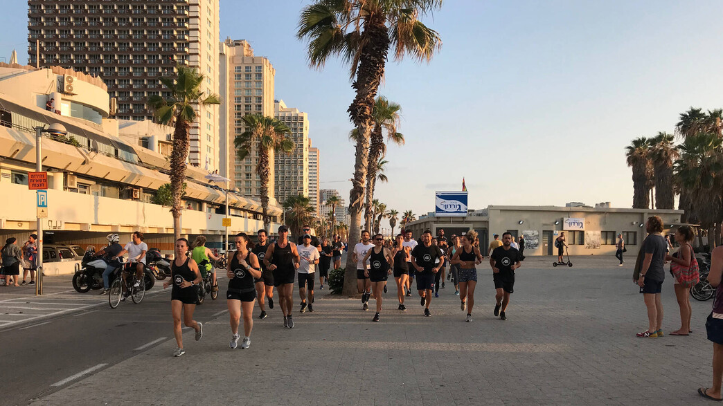 ריצה בקבוצה בטיילת תל אביב ריצה בקבוצה בטיילת תל אביב