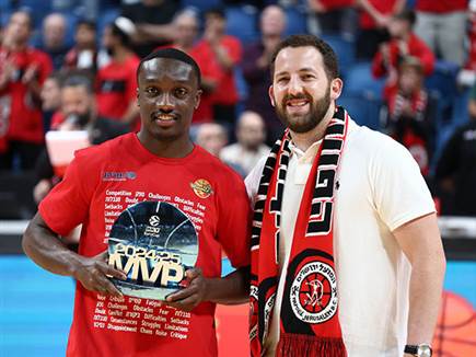 הארפר עם אדלסון. הצליח לשמור על הנכס (דני מרון) (צילום: ספורט 5)