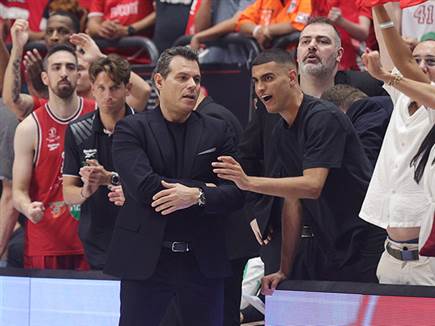 מדר לצידו של איטודיס. הפועל ת“א הסתדרה הפעם בלעדיו (שיבר)