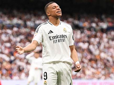 אמבפה כבש בפנדל את שער הליגה ה-30 העונה והתקרב לנעל הזהב (Getty)