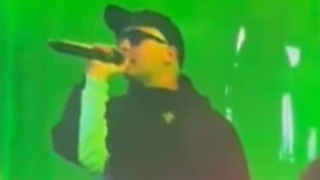 כוכב להקת KNEECAP שמואשם בתמיכה בטרור מבקש תמיכה