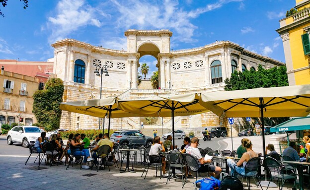 בית קפה קליארי סרדיניה תיירים (צילום: Paradise at risk, shutterstock) בית קפה קליארי סרדיניה תיירים (צילום: Paradise at risk, shutterstock)