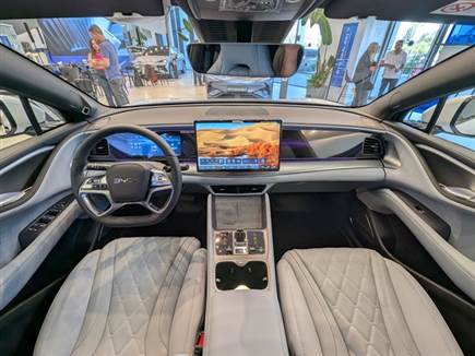 רשימת אבזור עשירה כבר בגרסת הכניסה (צילום: ספורט 5)