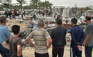 עזתים בזירת תקיפה (צילום: AFP via Getty Images)