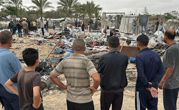עזתים בזירת תקיפה (צילום: AFP via Getty Images)