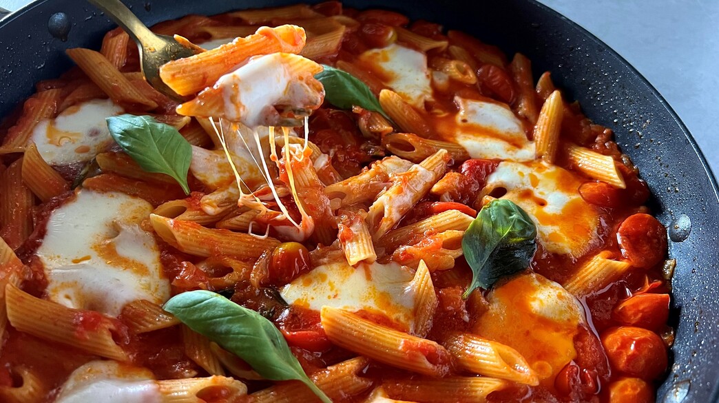 פסטה בסיר אחד ברוטב פיצה