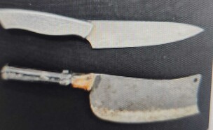  הסכינים שנתפסו על העובד שהואשם