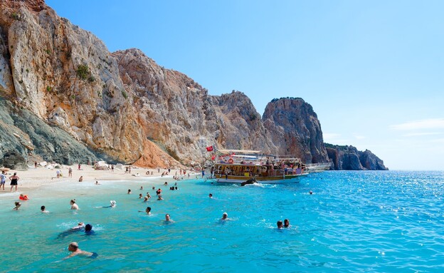 שוחים סולואדה חוף טורקיה (צילום: Katsiuba Volha, shutterstock) שוחים סולואדה חוף טורקיה (צילום: Katsiuba Volha, shutterstock)
